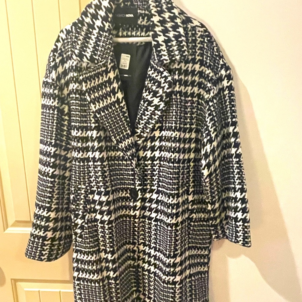 Size: M Fashion Nova, black and white, coat (Never Worn)